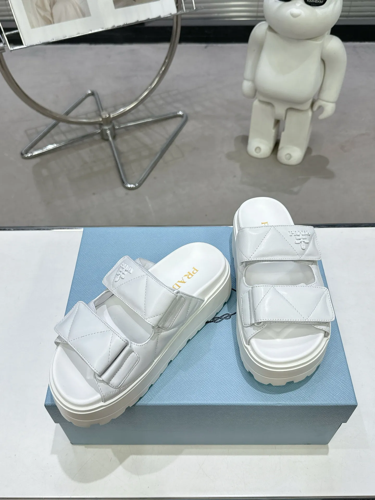👟👟Ex-factory price 440👟👟 PRADA 2025 vs spring and summer popular sandals series... [Thick-soled double-button sandals] Original 1:1 customization, this year's most fashionable and popular retro British style, simple and elegant, all styles are good-looking, platform thick soles make you slimmer and taller, very comfortable, fashionable and versatile... Many Internet celebrities are on their feet. These platform round-toe thick-soled shoes are very popular this year. They can be worn (increased) for both leisure and leisure. ❶Material: Customized imported calf leather ❷Inner: Customized imported sheepskin ❸Outsole: Original molded ultra-light outsole ❹Sole thickness: 5.5cm ❺Number of yards: 35-40 ❻Packaging: Original full set of packaging ☀Color: Official website updated simultaneously